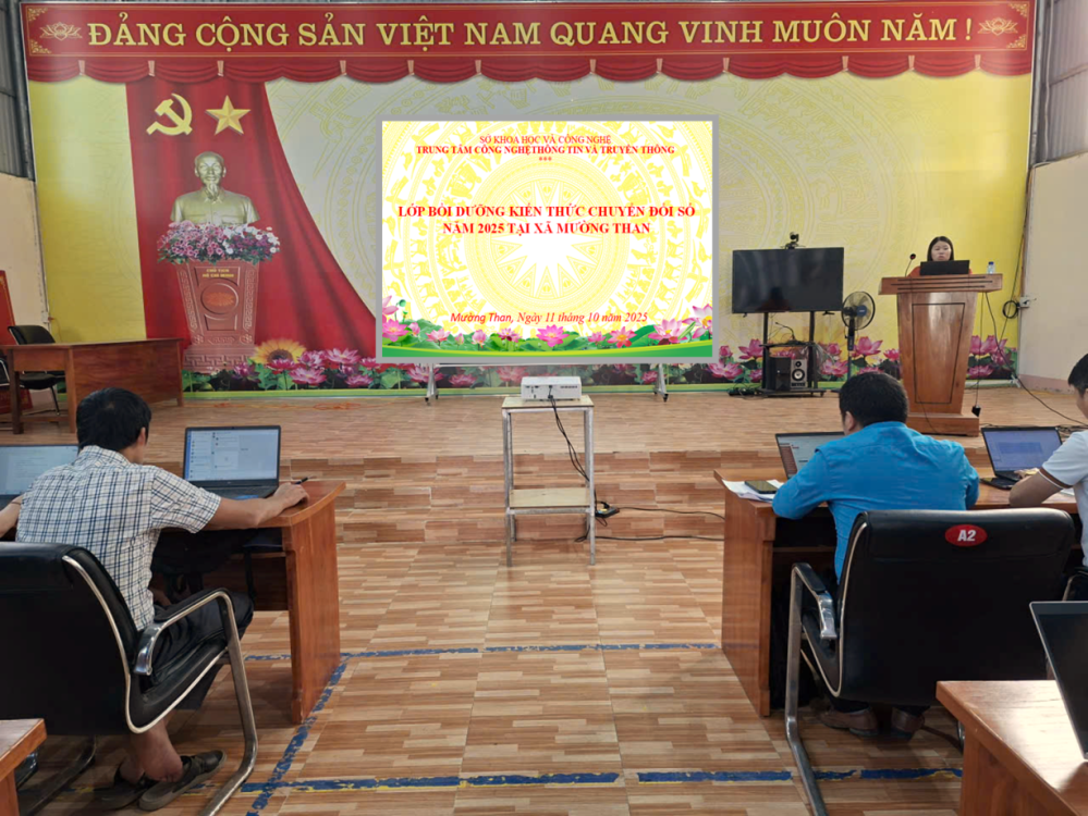 Giáo viên xã Mường Than tích cực trong công tác chuyển đổi số