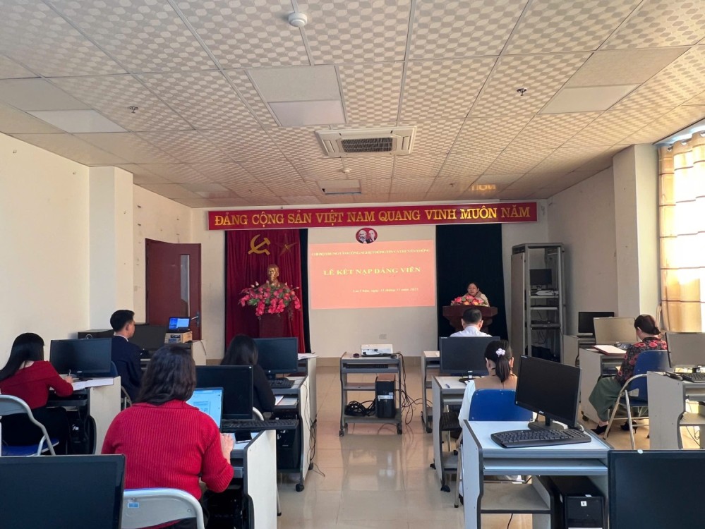 CHI BỘ TRUNG TÂM CNTT&TT LAI CHÂU LONG TRỌNG TỔ CHỨC LỄ KẾT NẠP ĐẢNG VIÊN MỚI